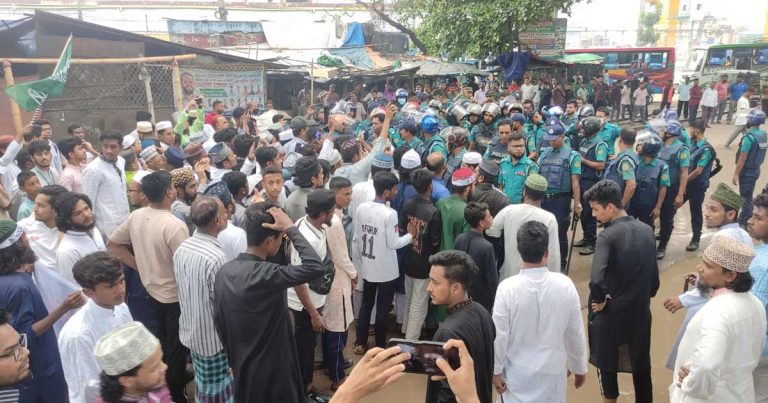 মাওলানা রইস হত্যার বিচার দাবিতে চট্টগ্রামে সড়ক অবরোধ