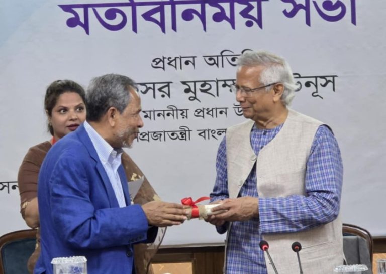 চট্টগ্রাম ন্যাশনাল হার্ট ফাউন্ডেশনের জমির দলিল হস্তান্তর করলেন  প্রধান উপদেষ্টা