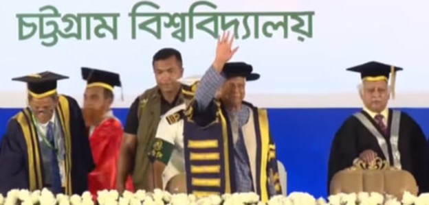 গাউন পরে চট্টগ্রাম বিশ্ববিদ্যালয়ের সমাবর্তন অনুষ্ঠানে প্রধান উপদেষ্টা