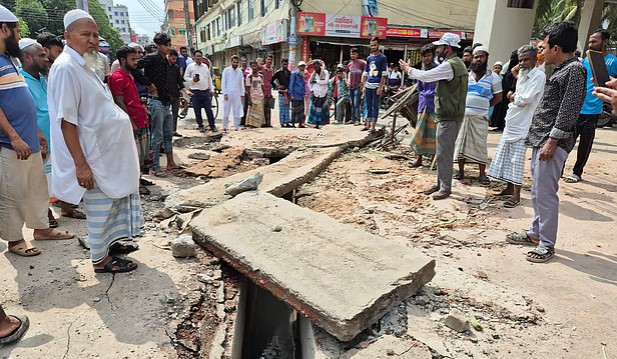 দীপু মনির বাড়ির সামনে নালায় বিস্ফোরণ, চার পথচারী আহত