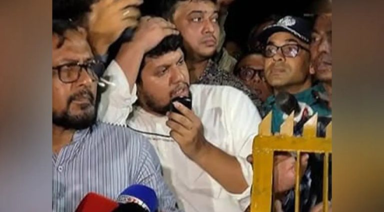 উপদেষ্টা মাহফুজের মাথায় বোতল নিক্ষেপ