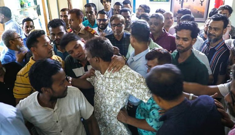 চট্টগ্রামে পশুর হাটের টেন্ডার ঘিরে দুপক্ষে ‘মারামারি’