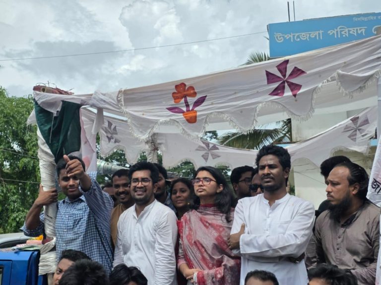 আপনারা নিজেদের বিকল্পহীন ভাবলে, আমরা জনগণকে সাথে নিয়ে বিকল্প খুঁজে নিবো : হাসনাত আবদুল্লাহ