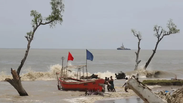 লঘুচাপটি নিম্নচাপে পরিণত, সব সমুদ্রবন্দরে ৩ নম্বর সংকেত