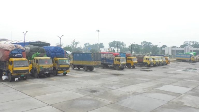 ভারতের নিষোধাজ্ঞা: বেনাপোল বন্দরে আটকা গার্মেন্টস শিল্পের শতাধিক ট্রাক
