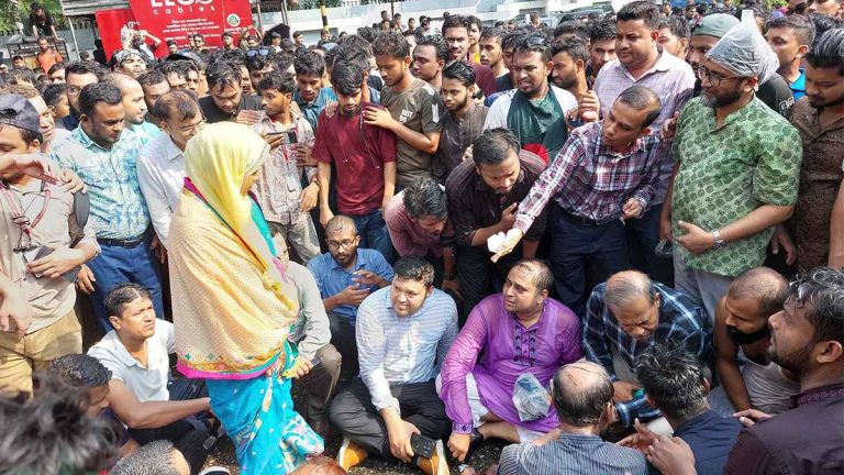 আন্দোলনের ১০ ঘণ্টা, এখনও কোনো বার্তা পায়নি জবি শিক্ষার্থীরা