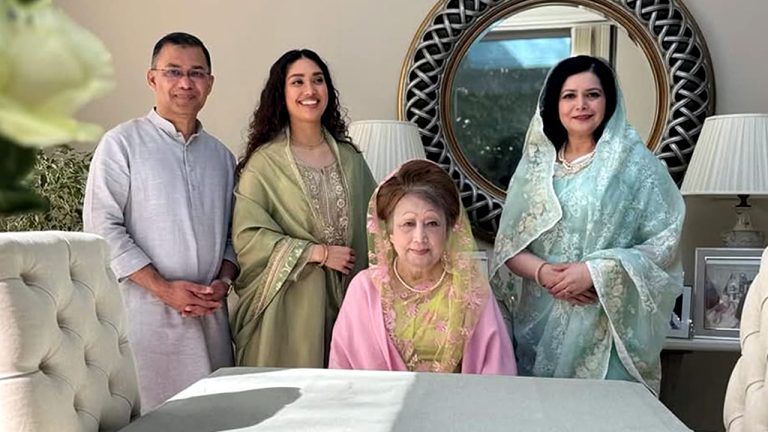মঙ্গলবার সকাল সাড়ে ১০টায় ঢাকায় পৌঁছাবেন খালেদা জিয়া