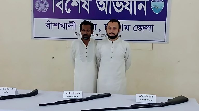 বাঁশখালীতে দেশীয় অস্ত্রসহ গ্রেফতার দুই 