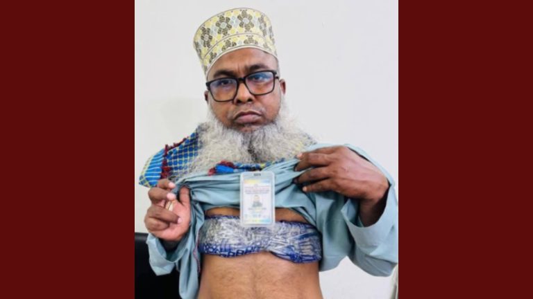 গলায় সাংবাদিকতার আইডি কার্ড, বুকে ইয়াবার চালান