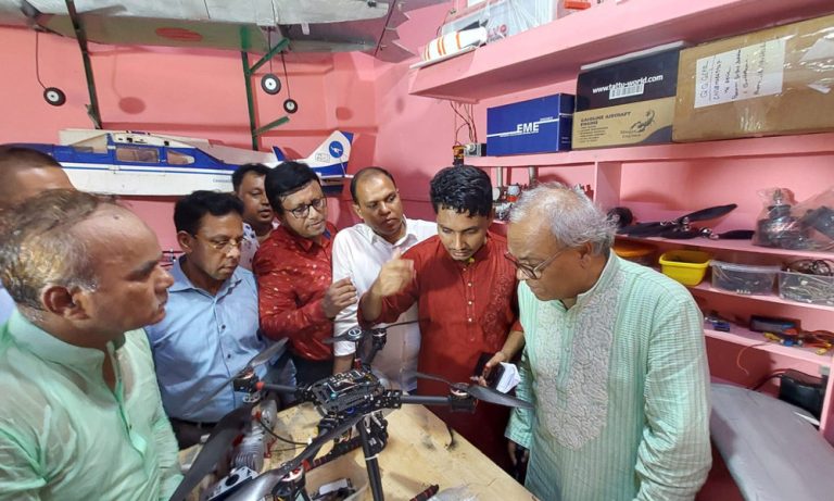 ড্রোন নির্মাতা আশির উদ্দিনের পাশে তারেক রহমান