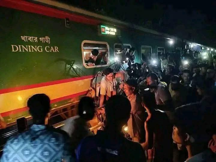 কালুরঘাট সেতুতে ট্রেনের ধাক্কায় দুমড়েমুচড়ে গেল অটোরিকশা, একজন নিহত