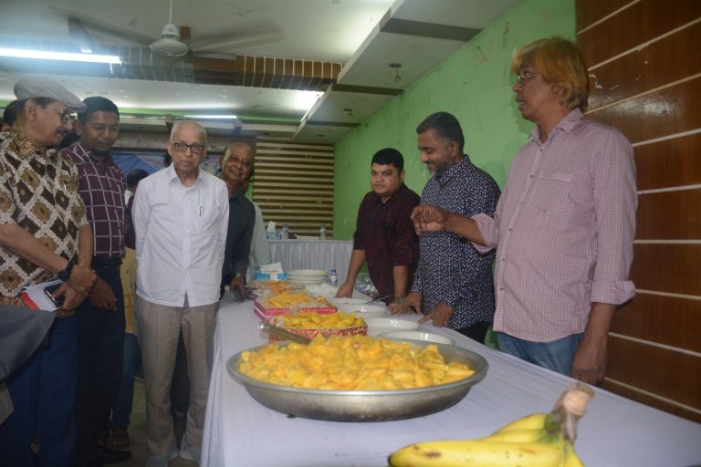 চট্টগ্রাম প্রেস ক্লাবে প্রথমবারের মতো দেশীয় ফল উৎসব