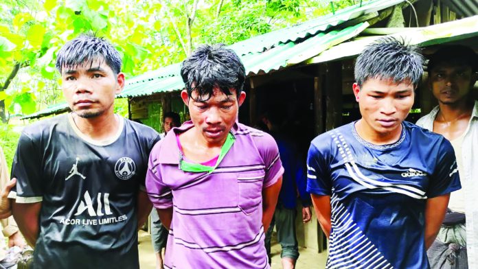 বান্দরবানে গণধোলাইয়ের পর ৩ সন্ত্রাসী পুলিশের কাছে হস্তান্তর