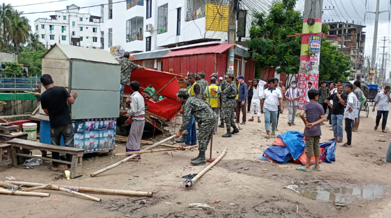চান্দগাঁও সড়কে দীর্ঘদিন ধরে গড়ে ওঠা শতাধিক দোকান উচ্ছেদ