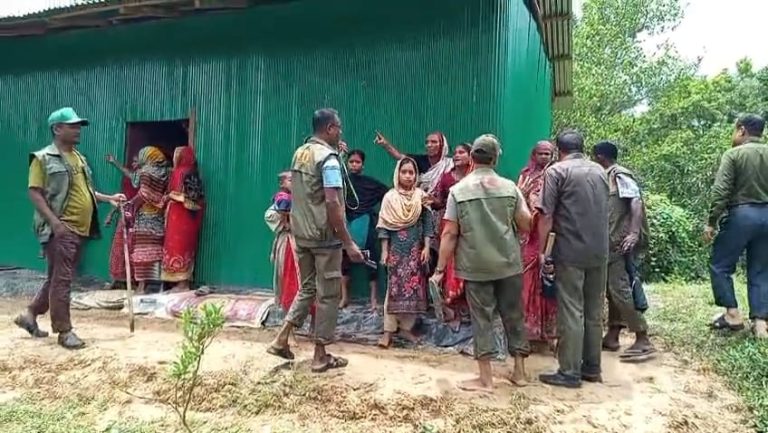 বাঁশখালীর সংরক্ষিত বনে অবৈধ স্থাপনা উচ্ছেদকালে বাধা প্রদান, গৃহবধূর বিষপান