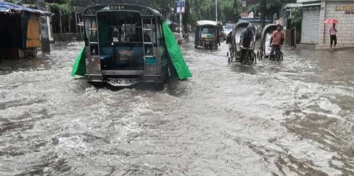 সকালে মুষলধারে বৃষ্টি, চট্টগ্রাম ডুবল জলাবদ্ধতা