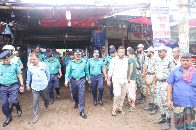 চট্টগ্রামে কোরবানির পশুর হাট পরিদর্শনে সিএমপি কমিশনার