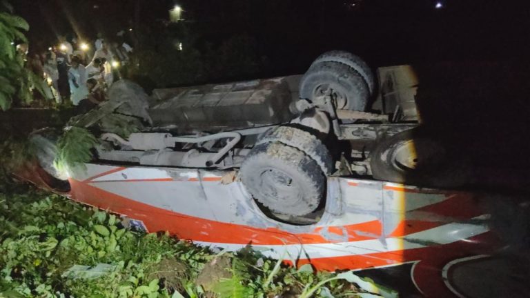চকরিয়ায় চট্টগ্রাম-কক্সবাজার মহাসড়কে বাস খাদে পড়ে, নিহত ২