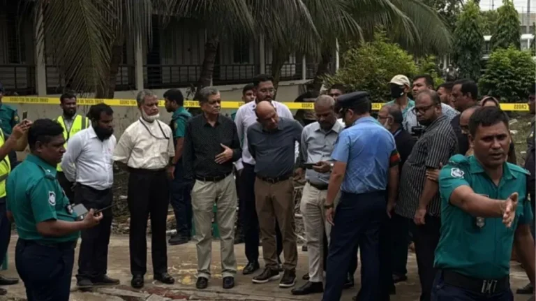 মাইলস্টোনে দুই উপদেষ্টা অবরুদ্ধ, সঙ্গে আছেন প্রেস সচিবও