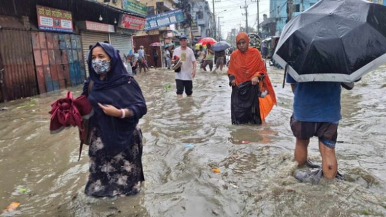 চট্টগ্রামে টানা বর্ষণে জলাবদ্ধতা, ডুবেছে সড়ক-ঘাট, চরম দুর্ভোগে জনজীবন