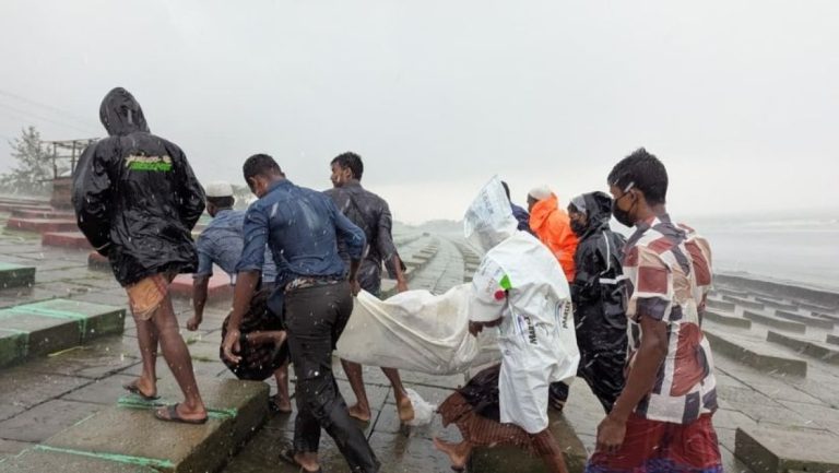 চট্টগ্রাম উপকূলে ট্রলার ডুবিতে নিখোঁজ আটজনের মধ্যে ২ জনের মরদেহ উদ্ধার