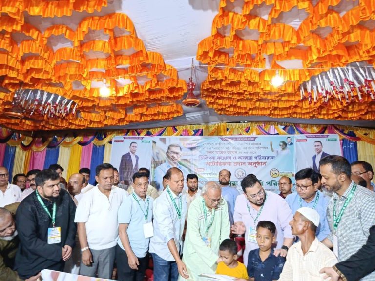 অসহায় দুই শিশুকে চিকিৎসা সহায়তা ও অটোরিকশা দিলেন তারেক রহমান
