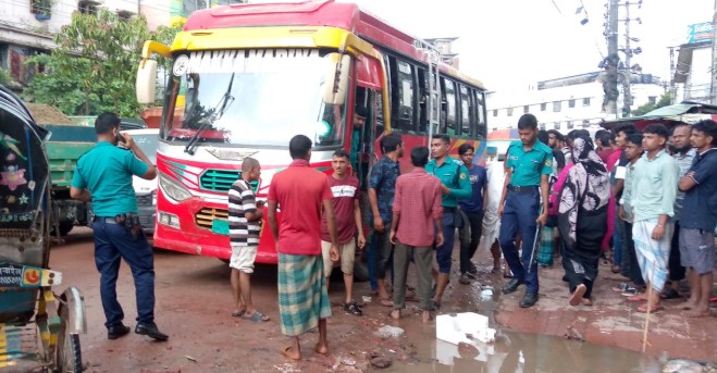 চান্দগাঁওয়ে ট্রাফিক পুলিশের ওপর হামলায় বাস চালক আটক
