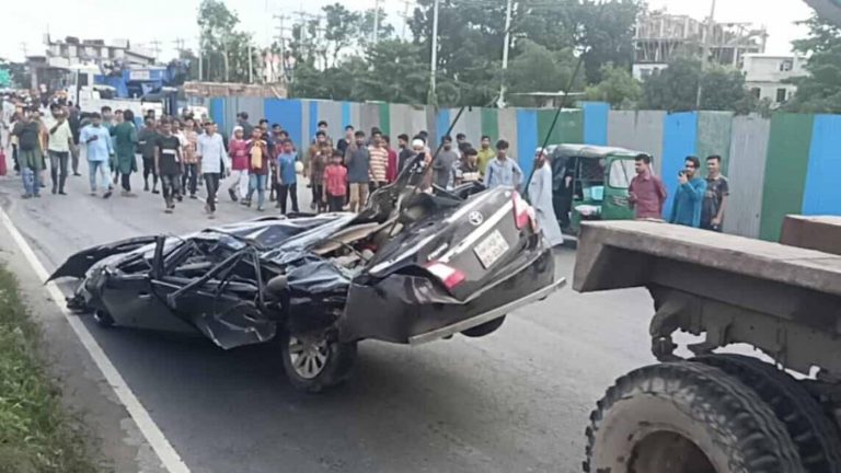 প্রাইভেটকারের ওপর সিমেন্টবোঝাই লরি উল্টে একই পরিবারের চারজন নিহত