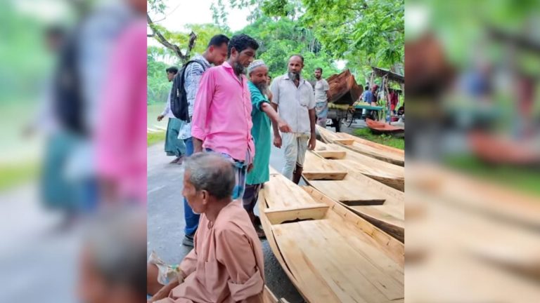 জমে উঠেছে নেছারাবাদের ভাসমান নৌকার হাট