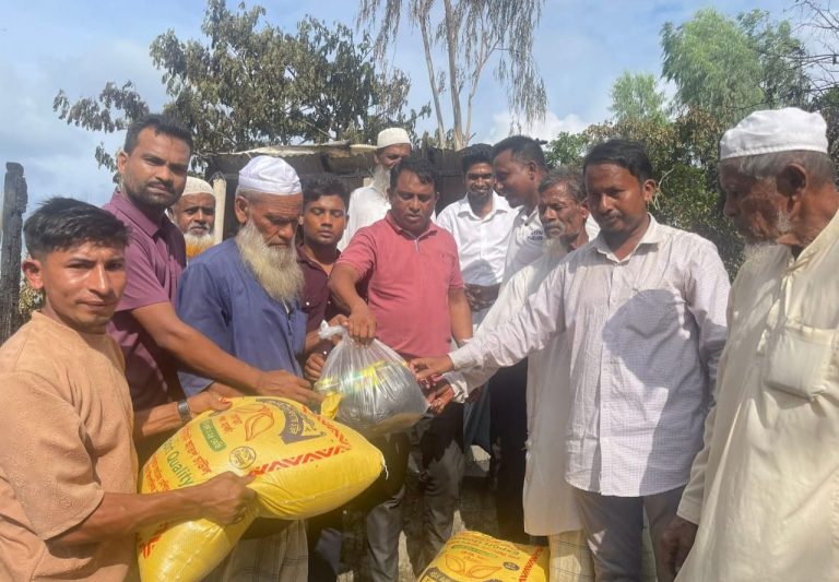 বাঁশখালীতে অগ্নিকাণ্ডে ক্ষতিগ্রস্তদের মাঝে বিএনপির খাদ্য সামগ্রী বিতরণ