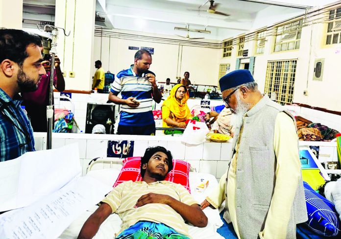 চবির আহত শিক্ষার্থীদের পাশে ধর্ম উপদেষ্টা ড. আ ফ ম খালিদ হোসেন