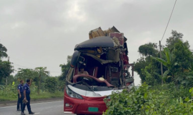 মিরসরাইয়ে কাভার্ডভ্যানের পেছনে বাসের ধাক্কা, নিহত ১