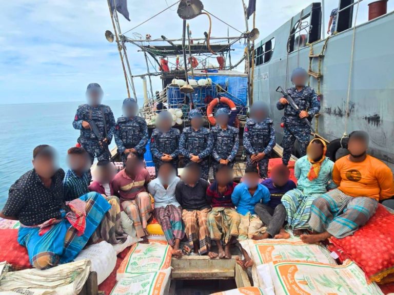 মায়ানমারে পাচারের সময় বিপুল পণ্যসহ ১১ জন আটক করেছে নৌবাহিনী