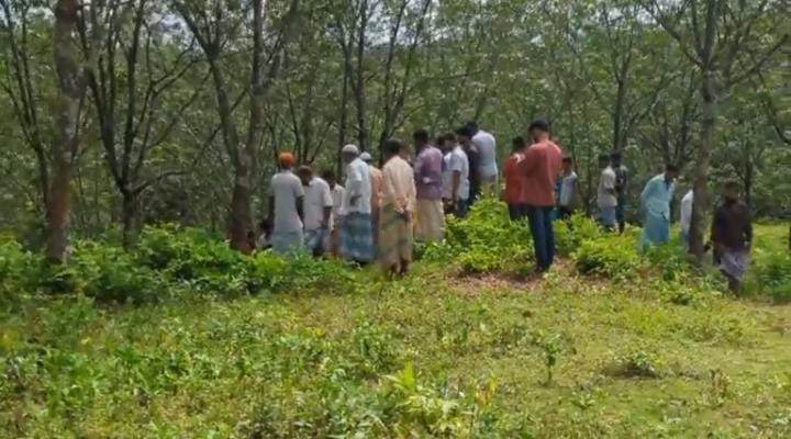 রামুর রাবার বাগানে যুবকের ঝুলন্ত মরদেহ, আঘাতের চিহ্ন
