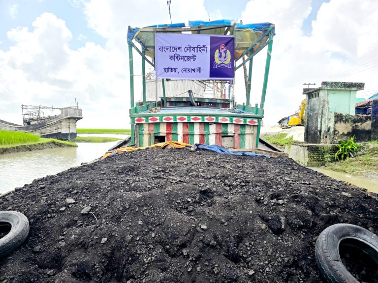 হাতিয়ায় নৌবাহিনীর অভিযানে কয়লাসহ ৩টি ট্রলার আটক