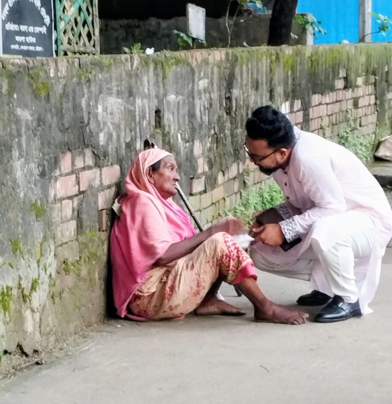 অসহায়দের পাশে এনসিপি নেতা হুজ্জাতুল, জুলাই অভ্যুত্থানে শহীদদের স্মরণে খাদ্য বিতরণ