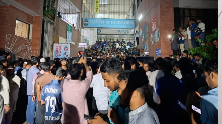 চবির সোহরাওয়ার্দী হলে পুনরায় ফল গণনার দাবি ছাত্রদলের, বিক্ষোভ