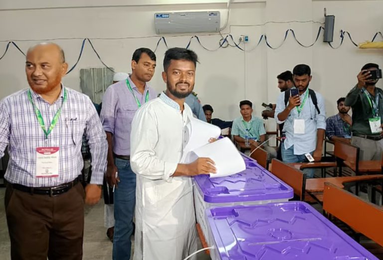 শিল্পী রশিদ চৌধুরী হোস্টেলের ফলে এগিয়ে ছাত্রদল ভিপি প্রার্থী
