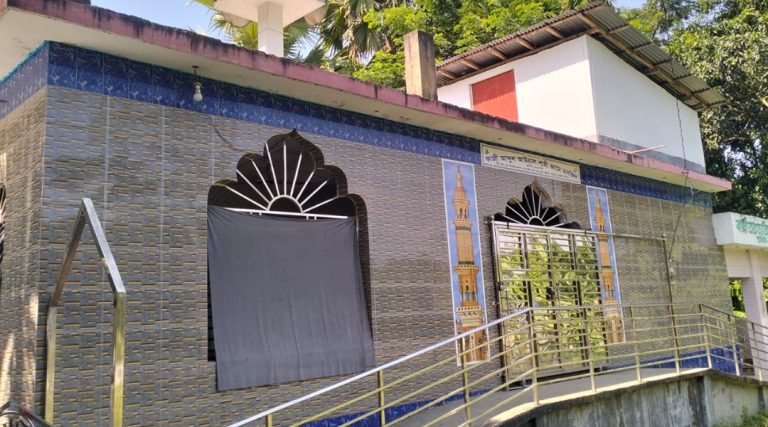 আজানের মধ্যেই ইমামের টাকা নিয়ে গেল চোর