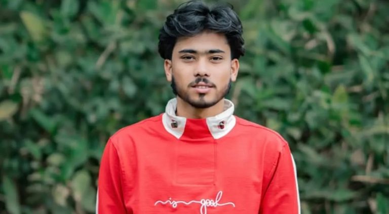 দিনদুপুরে ছাত্রদল নেতাকে কোপাল ছাত্রলীগের কর্মীরা