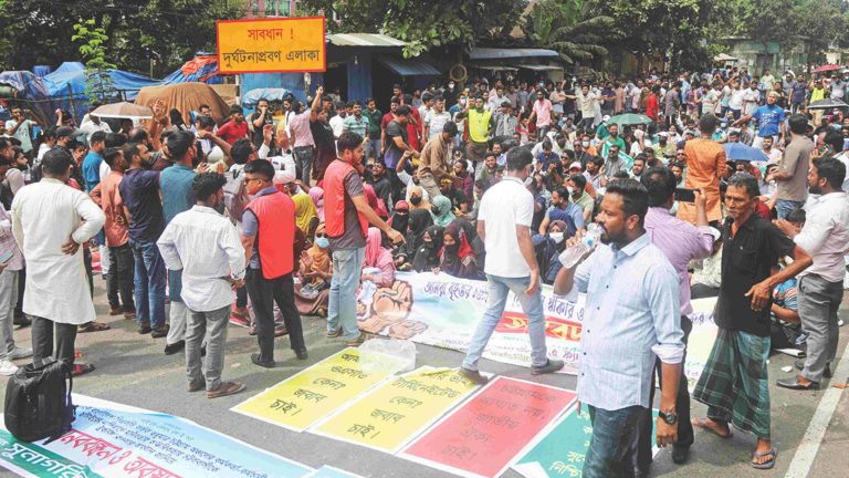 ইসলামী ব্যাংকের চাকরিচ্যুত কর্মকর্তাদের মহাসড়ক অবরোধ, যান চলাচল বন্ধ