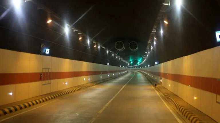 কর্ণফুলী টানেলে বাস উল্টে আহত ১৫