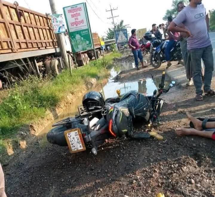 মীরসরাইয়ে বাইক থেকে ছিটকে পড়ল স্বামী-স্ত্রী