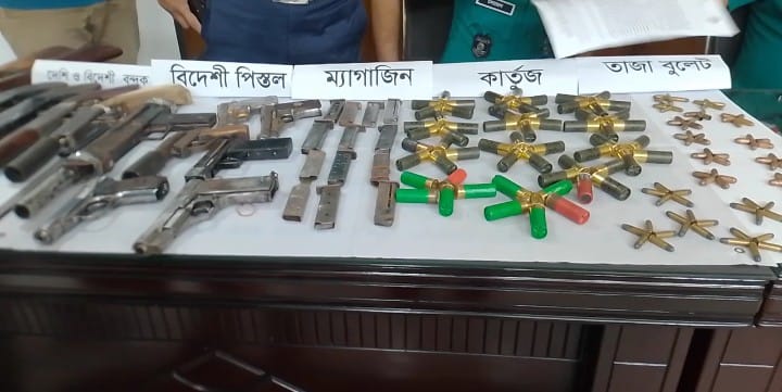 চট্টগ্রামে বিপুল পরিমাণ অস্ত্র ও গোলাবারুদসহ গ্রেপ্তার ৩