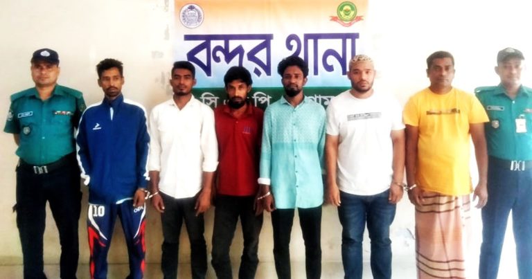 চট্টগ্রামের বারিক বিল্ডিং মোড়ে হঠাৎ নিষিদ্ধ ছাত্রলীগ-যুবলীগের ঝটিকা মিছিল, ৭ নেতাকর্মীকে গ্রেপ্তার