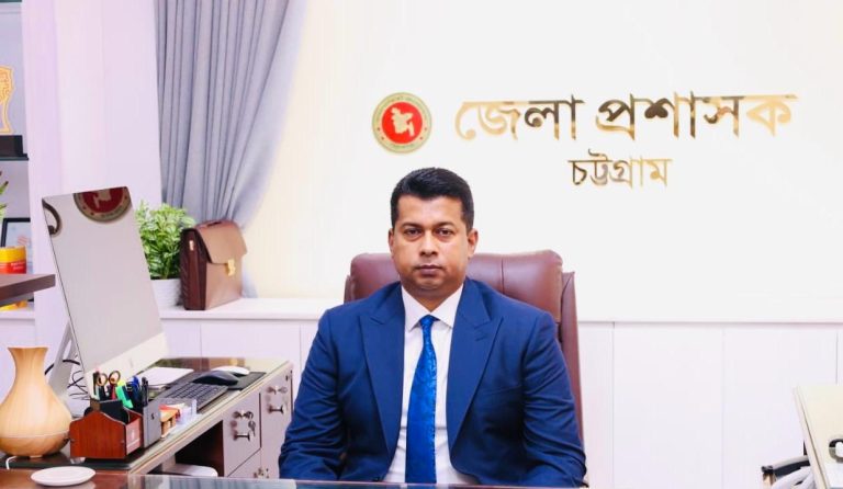 চট্টগ্রামে দায়িত্ব নিলেন দেশের ‘মানবিক ডিসি’: শুরু জনবান্ধব প্রশাসনের নতুন অধ্যায়