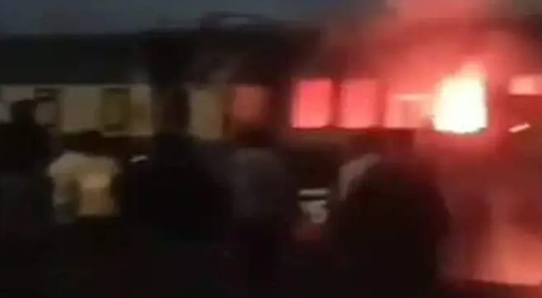রাজধানীতে থেমে থাকা ট্রেনের বগিতে আগুন