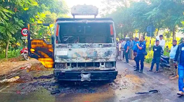 পদ্মা সেতুর প্রান্তে ককটেল বিস্ফোরণ, ট্রাকে আগুন