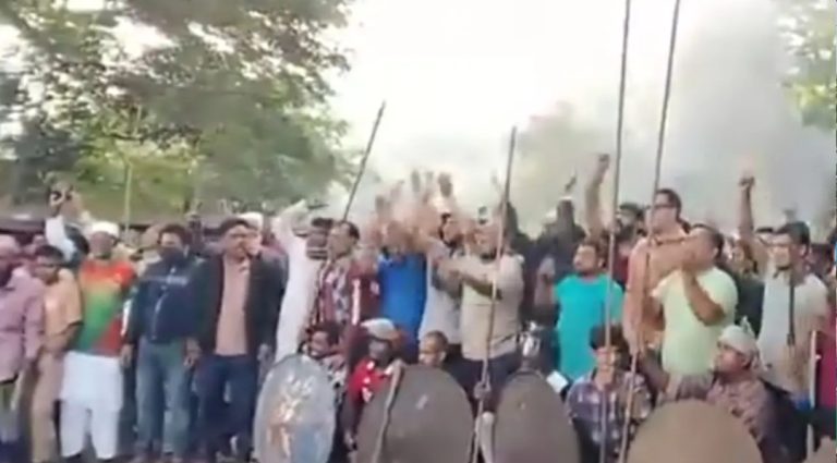 মহাসড়কে আ.লীগের অস্ত্র নিয়ে মহড়া, যানবাহন চলাচল বন্ধ
