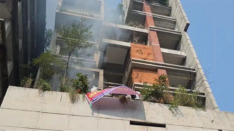আ.লীগের কেন্দ্রীয় কার্যালয়ে আগুন 
